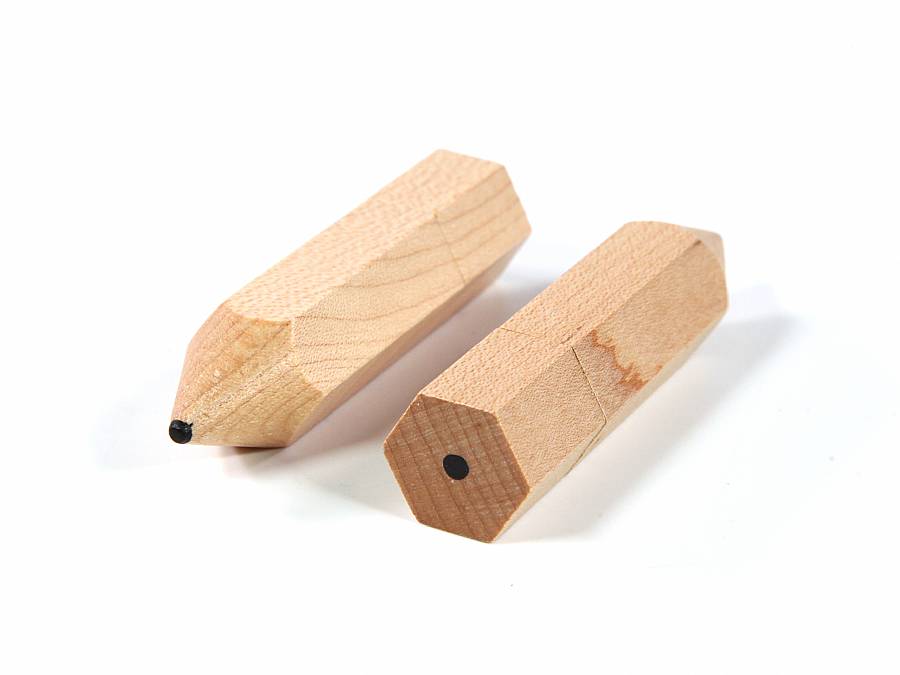USB-Stick in Form eines Bleistifts aus hellbraunem Holz, ideal für kreative Werbeaktionen und personalisierbar.