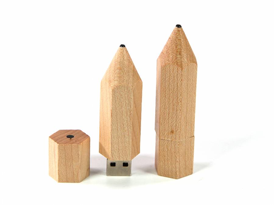USB-Stick in Form von Bleistiften aus Holz, ideal für individuelles Branding und kreative Promotions.