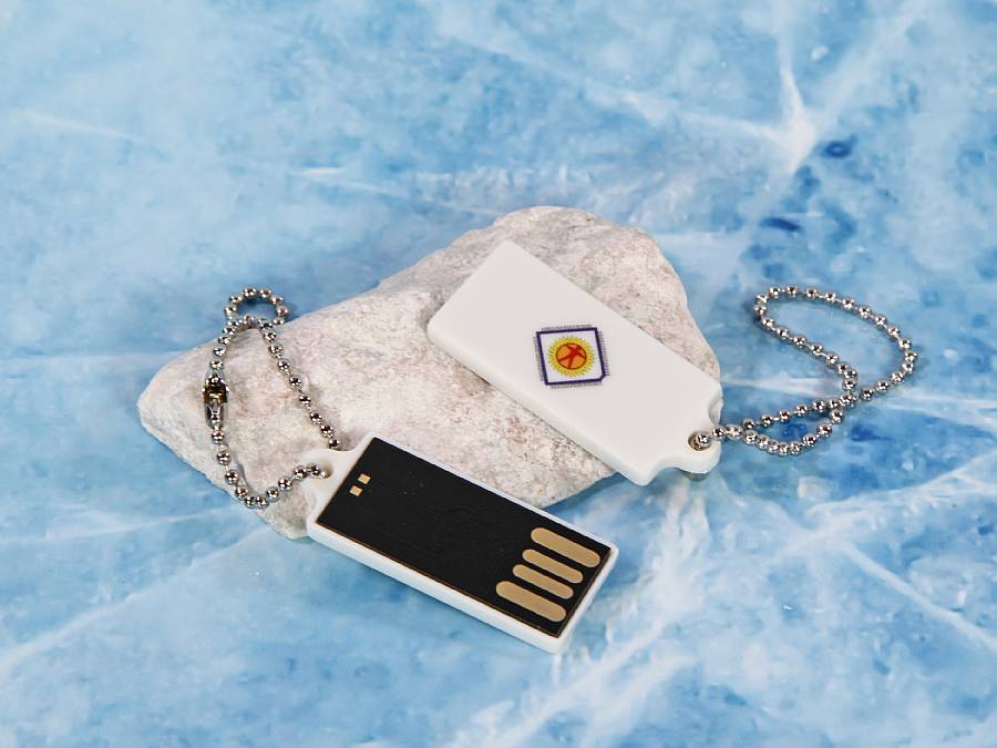 USB-Stick mit individuellem Design in Weiß und Schwarz, inklusive Platz für ein Logo und praktischem Schlüsselanhänger.