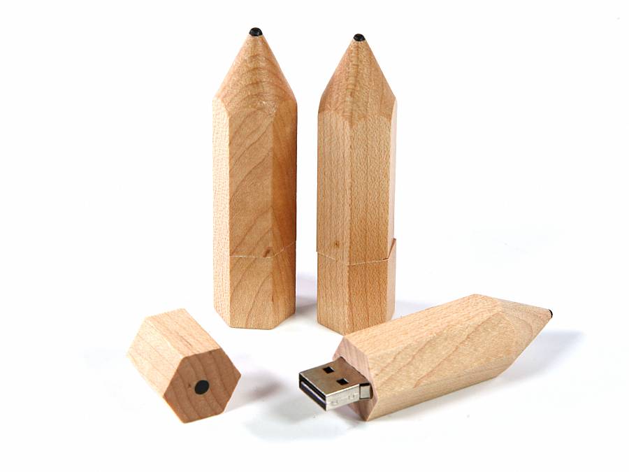 USB-Stick im Bleistift-Design aus hellbraunem Holz mit ausklappbarem USB-Anschluss und Platz für ein individuelles Logo.