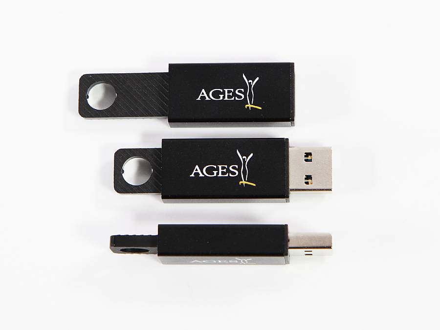 Drei schwarze USB-Sticks mit individueller Bedruckung und einem Platz für Ihr Logo. Ideal für Werbung und Promotion.