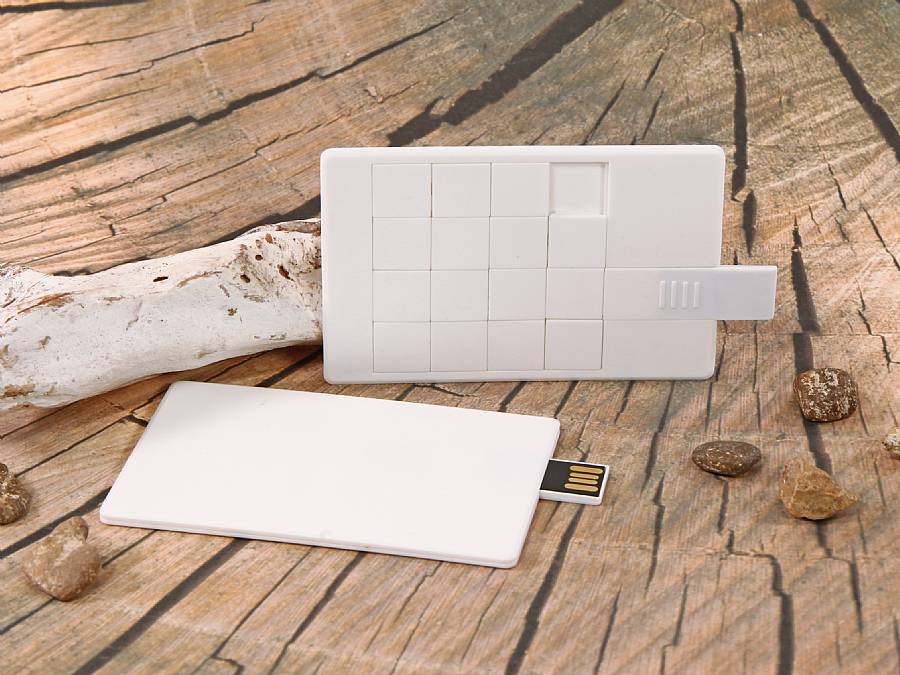 USB-Stick in Kreditkartenformat mit integrierter Schiebetaste und Platz für individuelle Beschriftung.