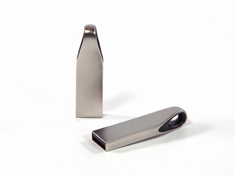 Moderner, kompakter USB-Stick aus mattem Metall in Silber, ideal für individuelle Logo-Drucke und Werbezwecke.