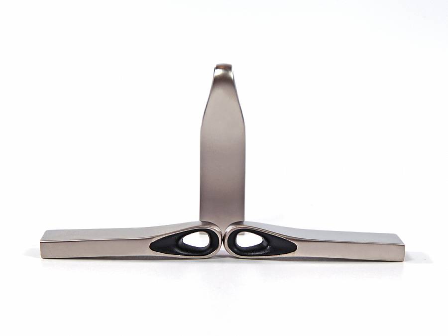 USB-Stick in elegantem Design aus mattem Metall, ideal für personalisierte Werbeaktionen mit Logo.