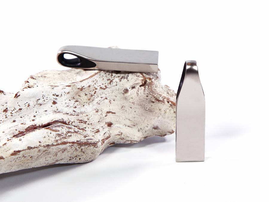 USB-Stick in schickem Silberdesign, ideal für individuelles Branding mit bedruckbarem Logo-Bereich.
