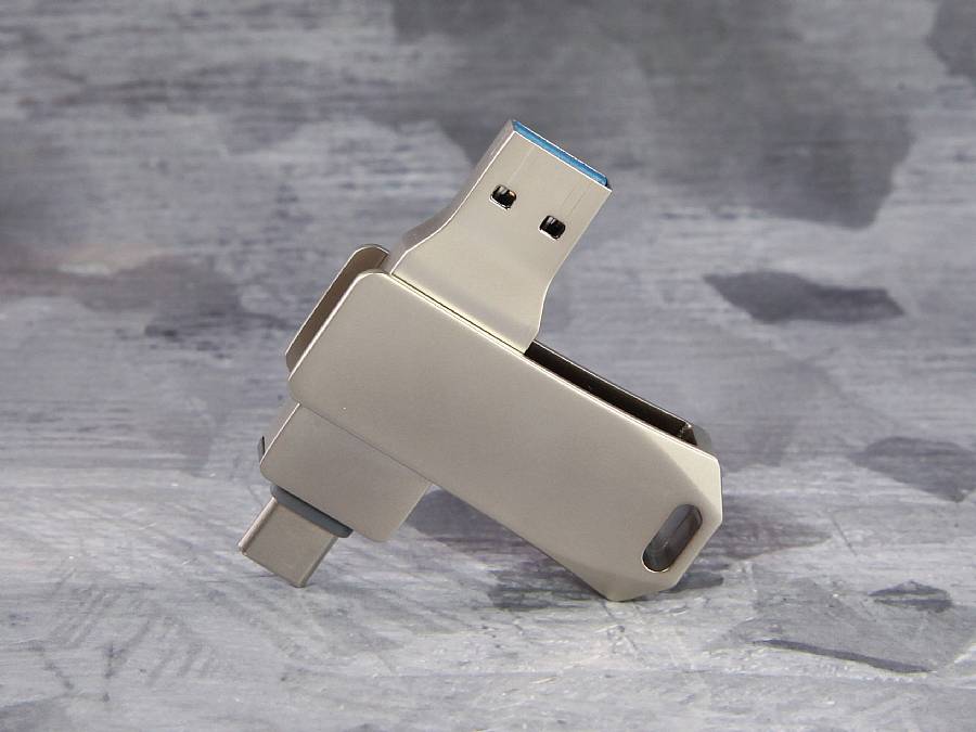 USB-Stick mit drehbarem Design, silbernem Gehäuse und individuellem Bereich für Firmenlogos.