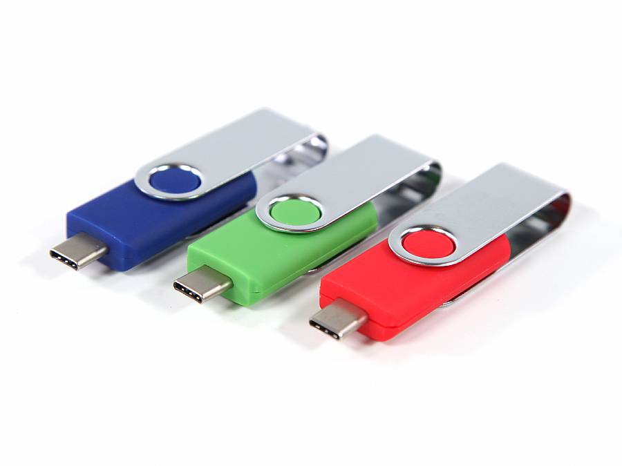 Drei USB-Sticks mit drehbarem Metallclip in Blau, Grün und Rot, ideal für individuelle Logo-Drucke.