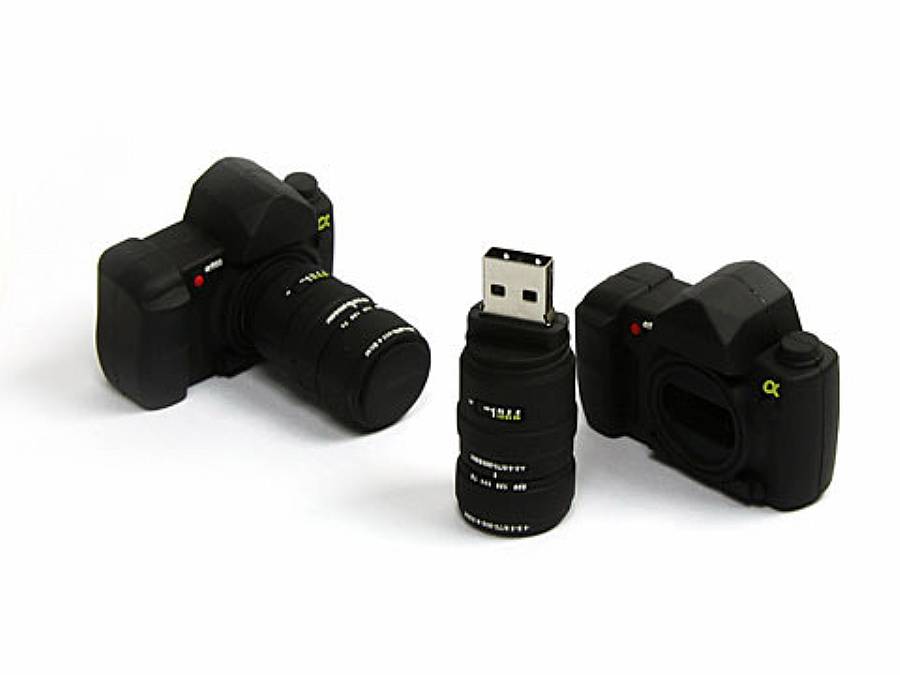 USB-Stick in Kameradesign mit einem hellen Objektiv und Platz für individuelles Branding. Perfekt für Fotografie-Enthusiasten.