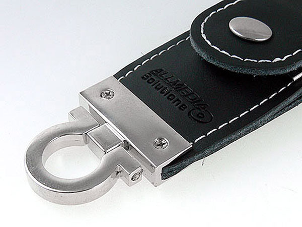 USB Stick aus Leder mit Gravur auf Schlüsselring und Schaft