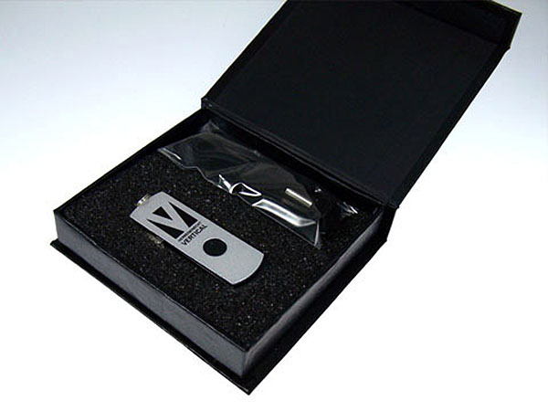 USB-Stick aus Metall in Geschenkbox mit Umhängeband