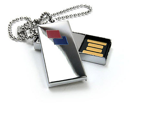 Kleiner Mini USB-Stick mit Logo und Kugelkettchen