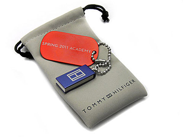 tommy Hilfiger Mini USB-Stick in blau und Dog Tag mit Gravur