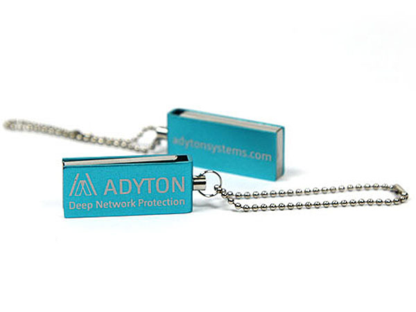 Adyton Mini USB-Stick in blau mit Gravur des Logos auf der Vorderseite