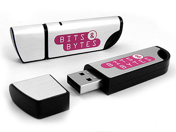 Aluminium USB-Stick in Schwarz mit bits und bytes Aufdruck