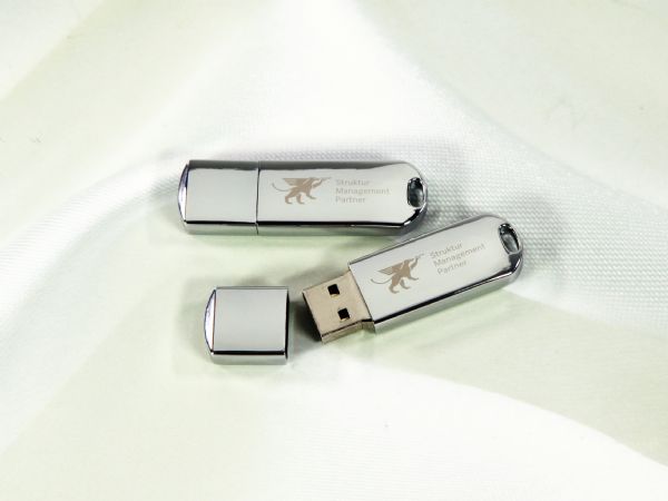 Eleganter USB-Stick aus Metall mit individueller Gravur für professionelle Werbezwecke. Ideal für Firmenlogos.