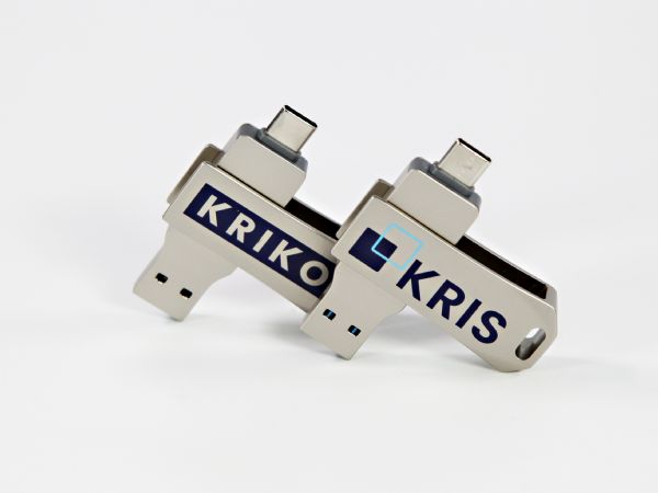 Zweifunktionaler USB-C-Stick in Silber mit Platz für individuelles Logo, ideal für Werbezwecke.