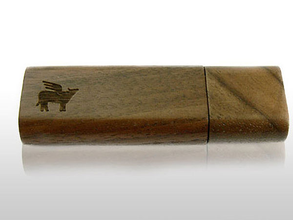 dunkler_Holz-USB-Stick mit graviertem Logo
