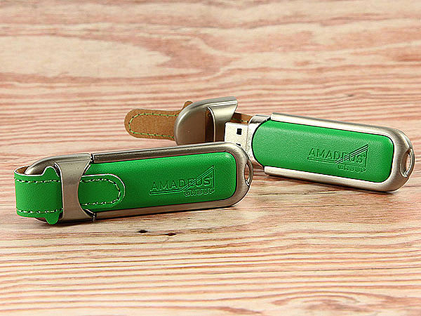 Grüner Leder USB-Stick mit Amadeus Logo als Prägung