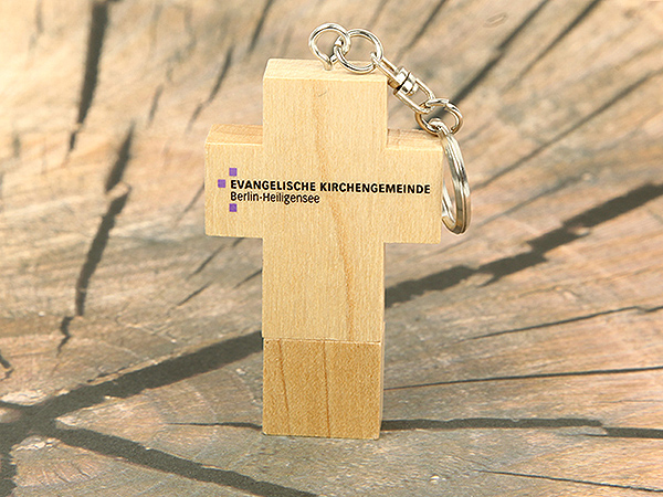 Holz USB Stick in Kreuzform als christliches Werbegeschenk der evangelischen Kirchengemeinde Berlin