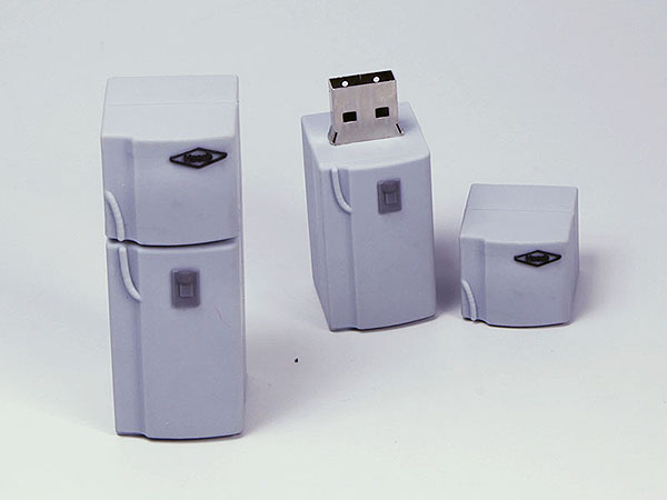 Kühlschrank mit Gefrierfach und Logo als individueller USB-Stick in Wunschform