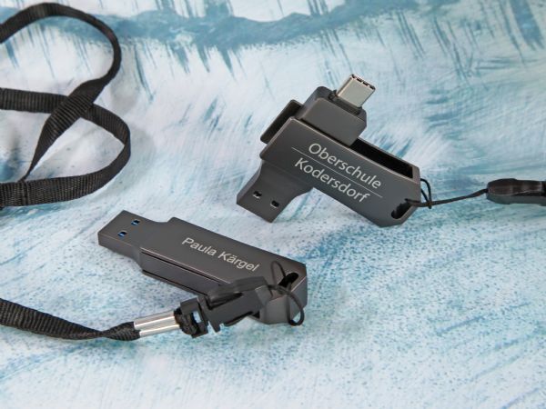 Doppelte USB-Sticks in Schwarz mit individuellem Druck und praktischen Anhängern für personalisierte Nutzung.