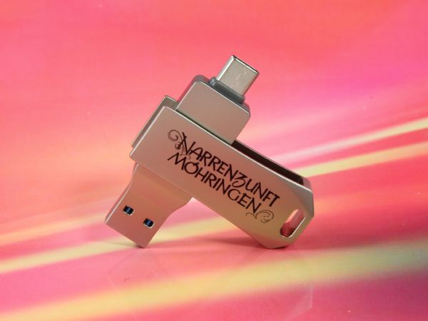 USB-Stick in elegantem Silber mit individuellem Logo-Bereich für kreative Werbeideen und einfache Datenübertragung.