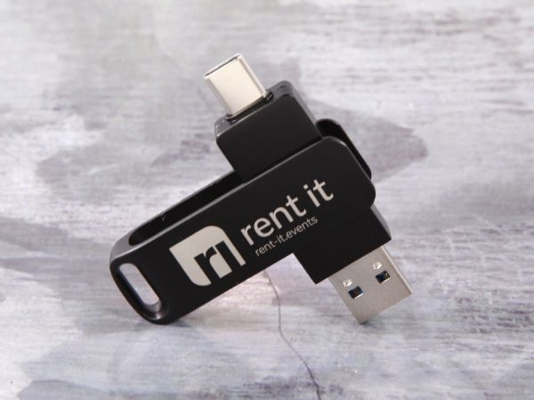 USB-Stick mit drehbarem Gehäuse, individuell bedruckbar und ideal für Werbezwecke. Kompaktes Design für einfachen Transport.