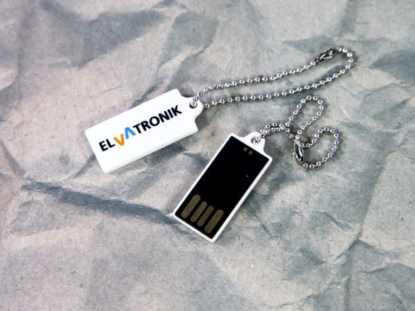 USB-Stick mit weißem Gehäuse und individuellem Logo-Bereich, kombiniert mit schwarzem Design für Branding.