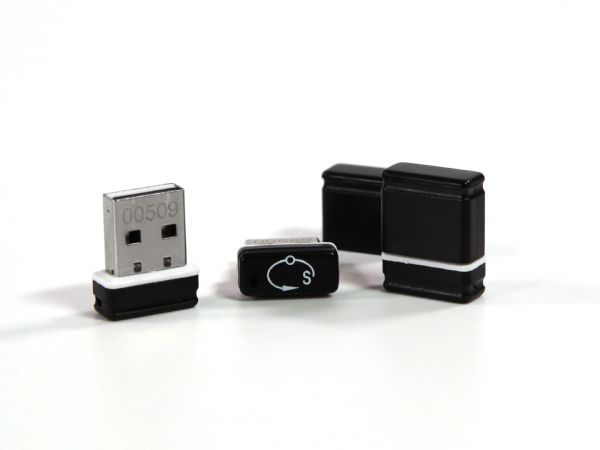 Kompakter schwarzer USB-Stick mit individuell gestaltbarem Logo-Bereich für gezielte Werbung und Promotion.