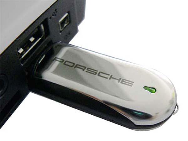 Porsche Werbeartikel USB-Stick mit Gravur des Logo