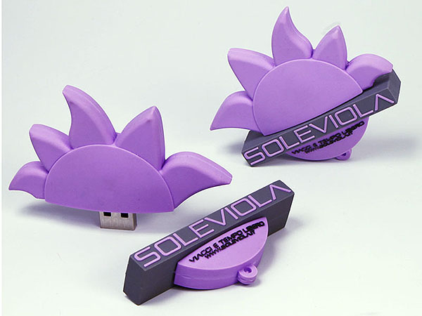 Soleviola Logo als USB-Stick in der Form einer Sonne und Blume