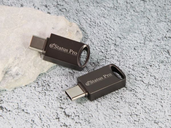 USB-Stick im modernen Design mit Typ-C-Anschluss und Platz für individuelle Logos. Ideal für Promotion und Branding.