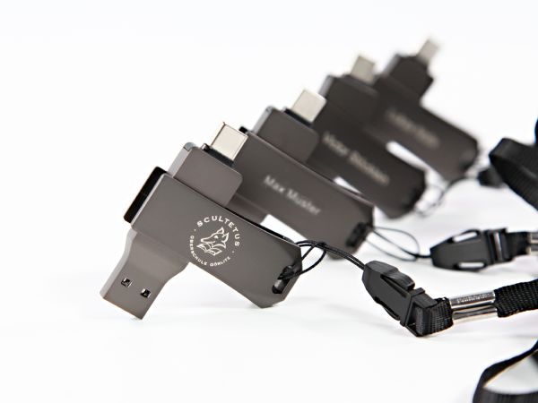 USB-C Dual-Stick mit individuellem Logo-Bereich für Schulen, ideal für Schüler und Lehrer im modernen Unterricht.