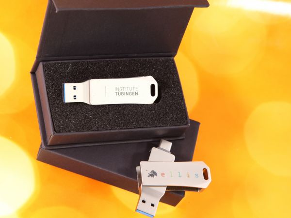 USB-Stick mit individuellem Druck, verpackt in edler Geschenkbox, ideal für Promotions und Unternehmenspräsentationen.