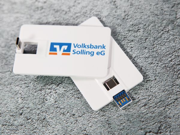 Werbe-USB-Stick mit weißem Gehäuse, USB-C- und USB-A-Anschluss sowie Platz für individuelles Logo.