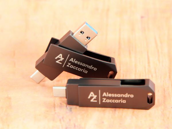 USB-Stick im modernen Design mit Typ-C und Typ-A Anschlüssen sowie Platz für individuelle Logo-Gestaltung.