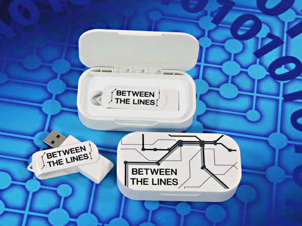 USB-Stick im Kunstdesign mit individuellem Branding, verpackt in einer eleganten Box. Ideal für Werbung und Promotions.