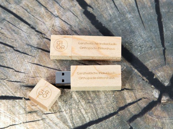 USB-Stick aus Holz mit individueller Gravur, ideal als Werbeartikel für Unternehmen oder Veranstaltungen.