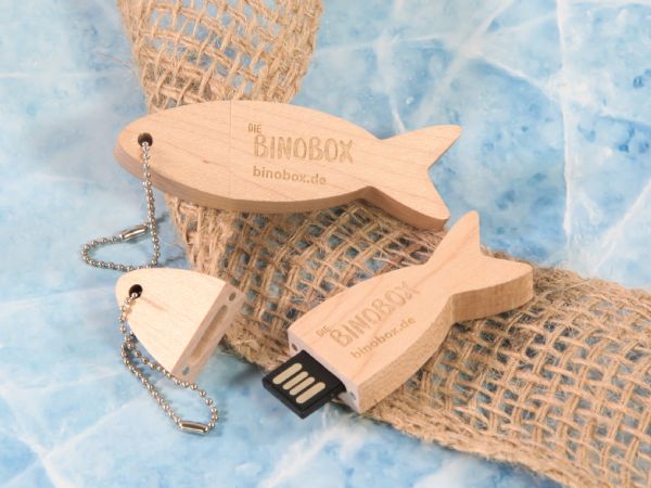 USB-Stick in Form eines Fisches aus hellem Holz, individuell bedruckbar und ideal als Werbegeschenk.