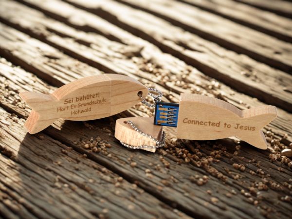 USB-Stick in Fischform aus Holz mit eingravierten Botschaften für Evangelium und Konfirmation. Ideal als persönliches Geschenk.