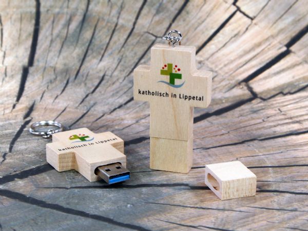 USB-Stick in Form eines Holz-Kreuzes, individuell bedruckbar, ideal für Werbezwecke und als Geschenk.