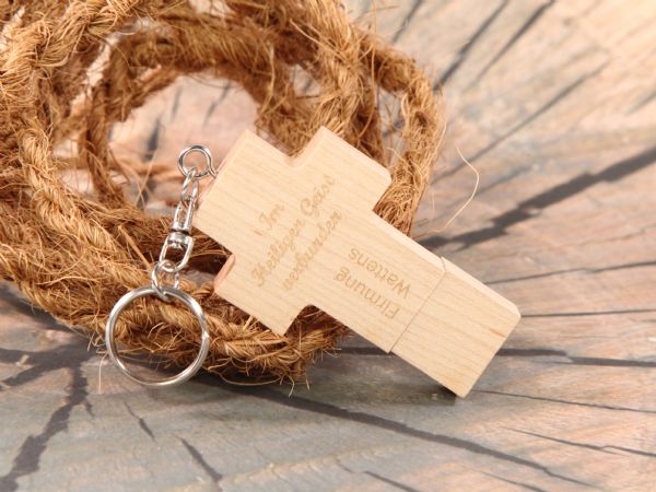 USB-Stick in Form eines Holzkreuzes, ideal für personalisierte Geschenke und religiöse Anlässe.