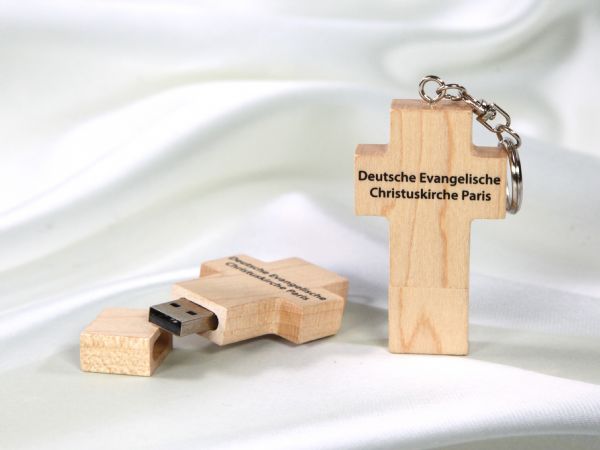 USB-Stick in Kreuzform aus Holz, individuell bedruckt für die Deutsche Evangelische Christuskirche Paris.