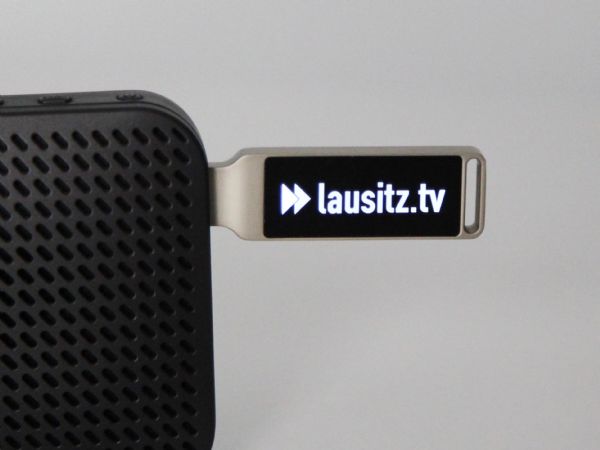 USB-Stick mit modernem Design und beleuchtetem Logo-Bereich für individuelle Werbung. Ideal für Unternehmen und Promotion.