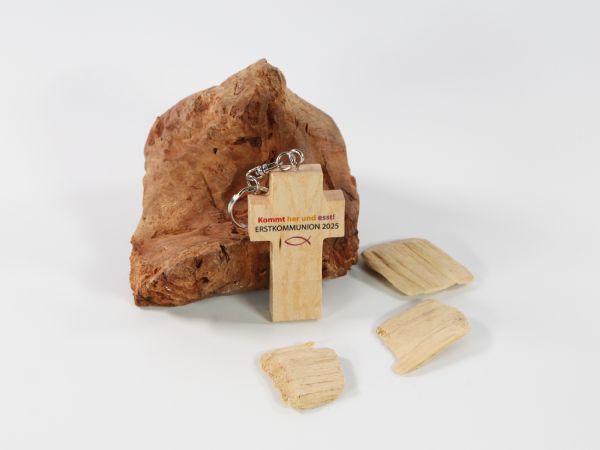 USB-Stick in Form eines Kreuzes für die Erstkommunion 2025 mit personalisiertem Bereich für individuelle Beschriftungen.