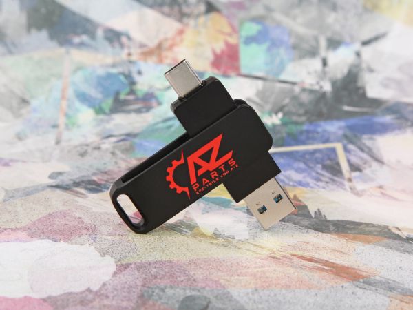 USB-Stick in Schwarz mit drehbarem Typ-C-Anschluss und Platz für individuelle Logoplatzierung.