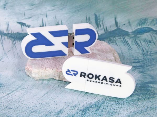 USB-Stick in kreativer Form mit blauer und weißer Gestaltung sowie Platz für individuelles Logo.