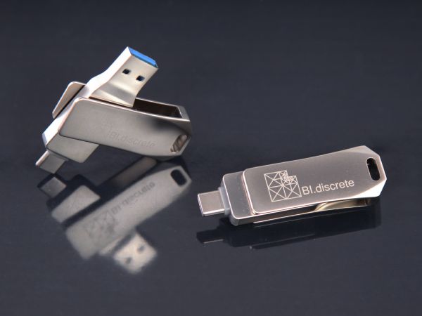 USB-Stick im modernen Design mit drehbarem Metallgehäuse und individuell gravierbarem Logo-Bereich.
