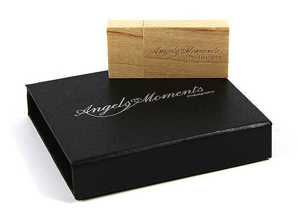 Eckiger Holz USB Stick schlicht  mit Logo in hellbraun buche hell mit Geschenkverpackung