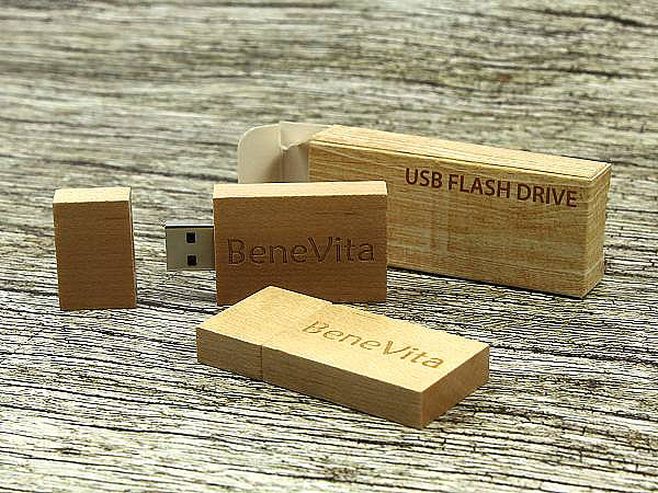 Eckiger Holz USB Stick schlicht  mit Logo in hellbraun buche hell